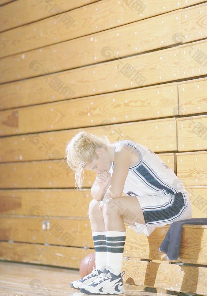 牢牢绑在了 牢牢绑在了